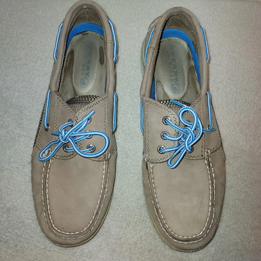 Sperry Topsider Tan Deck Shoe with Blue Laces size 10